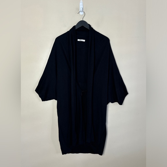 UGG Australia - Nora Cocoon Wrap. Black. M/L - Picture 8 of 12